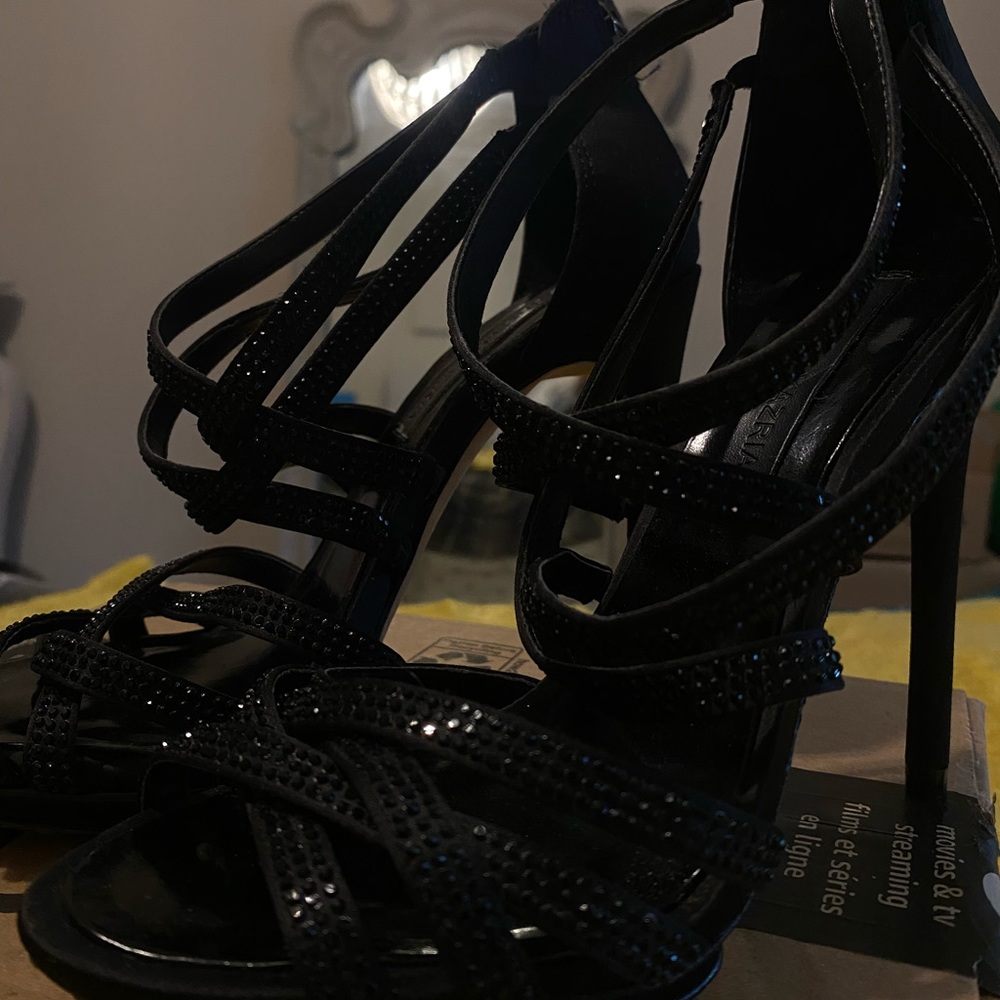BLACK BCBG MAXAZRIA HEEL SANDALS